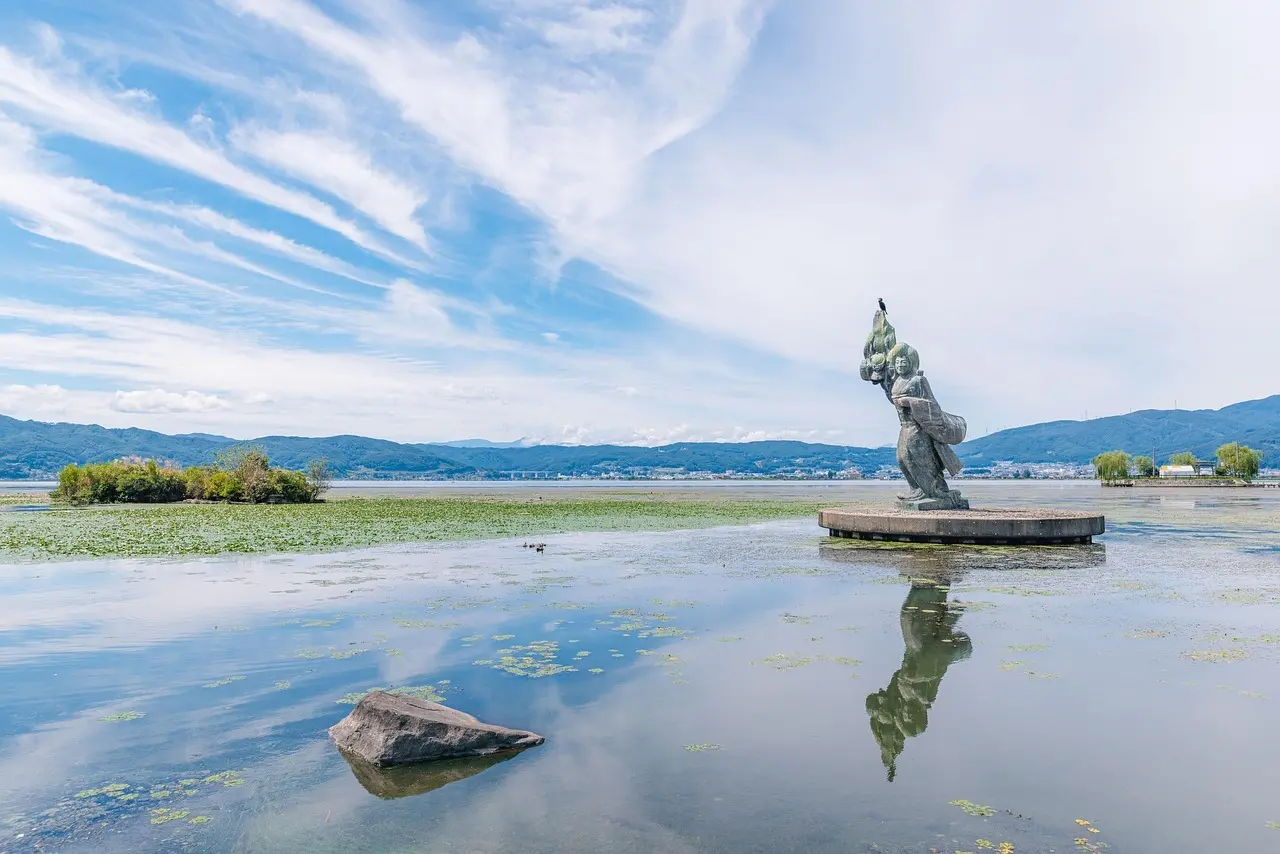 Hvordan kan jeg undgå at beskadige min løvrive, når jeg bruger den på hårdt underlag?